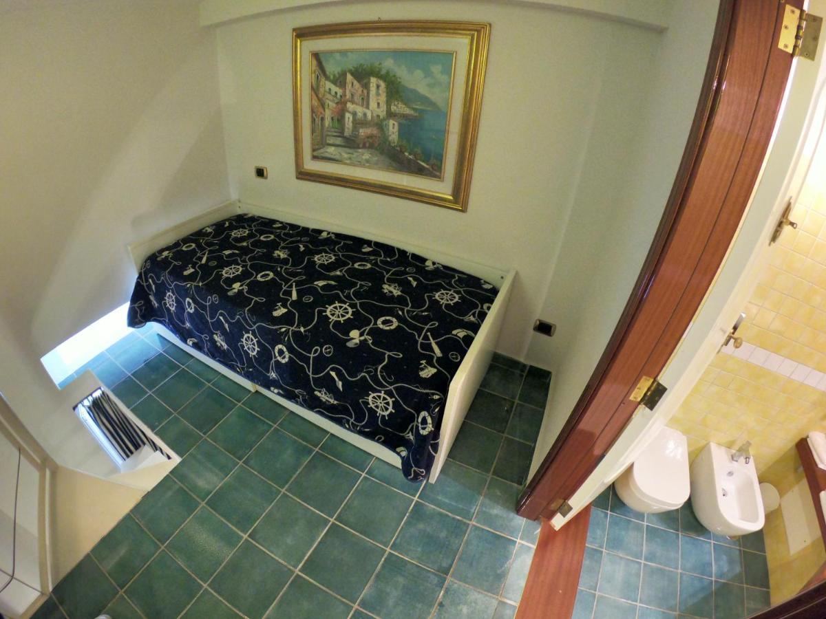 Hotel Ausonia Наполи Екстериор снимка